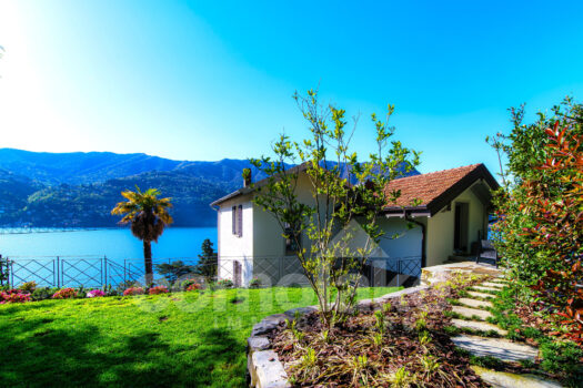 Detached house with a garden and lake view in Carate Urio
