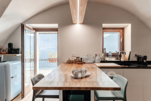 Historic house directly on the lake with terrace in Brienno