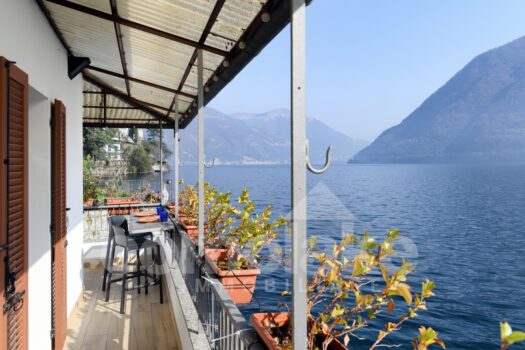Historic house directly on the lake with terrace in Brienno