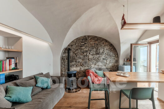 Historic house directly on the lake with terrace in Brienno