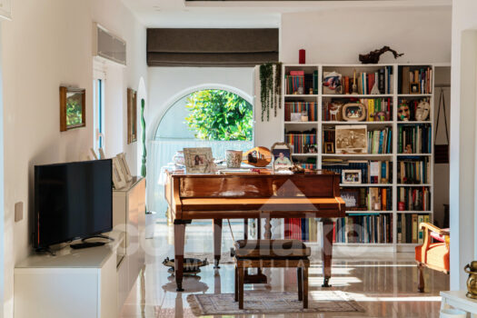 Modern villa with lake view in Moltrasio