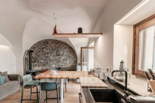 Historic house directly on the lake with terrace in Brienno