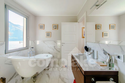 Detached house with a garden and lake view in Carate Urio