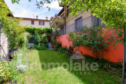 Lake house with garden in Torno