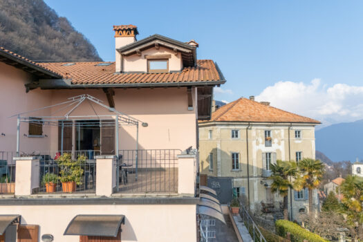 Three-room apartment with a large terrace in Plesio – lake view