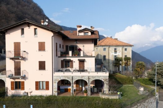 Three-room apartment with a large terrace in Plesio – lake view