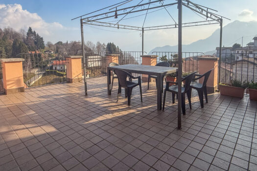 Three-room apartment with a large terrace in Plesio – lake view