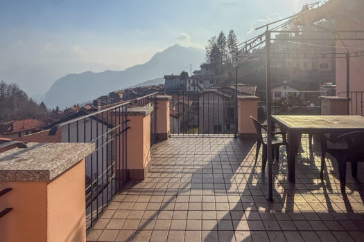 Three-room apartment with a large terrace in Plesio – lake view