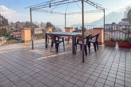 Three-room apartment with a large terrace in Plesio – lake view