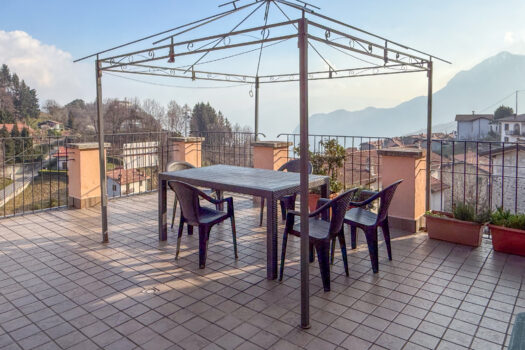 Three-room apartment with a large terrace in Plesio – lake view
