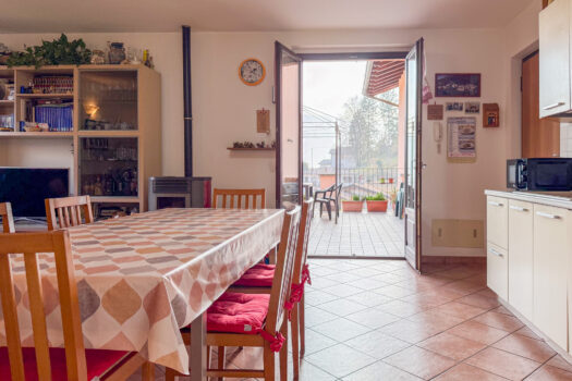 Three-room apartment with a large terrace in Plesio – lake view