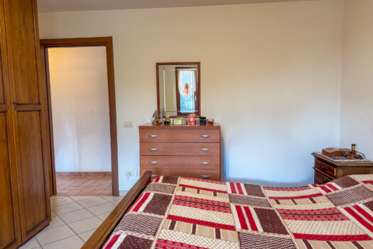 Three-room apartment with a large terrace in Plesio – lake view