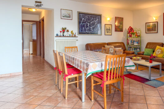 Three-room apartment with a large terrace in Plesio – lake view