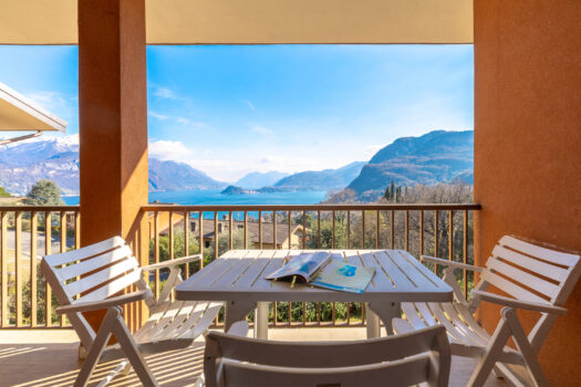 Apartment with a lake view in Menaggio – Residence with a pool