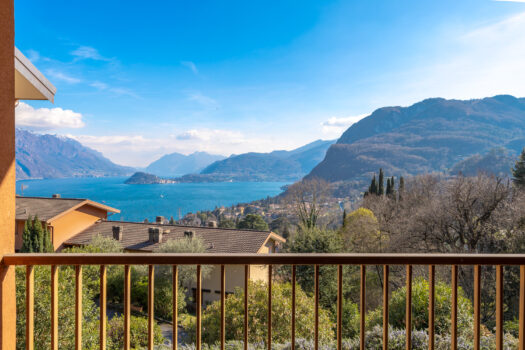 Apartment with a lake view in Menaggio – Residence with a pool