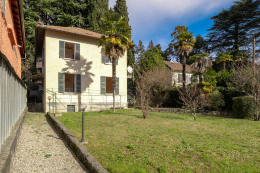 Villa with garden in Tremezzina – close to the center with lake view