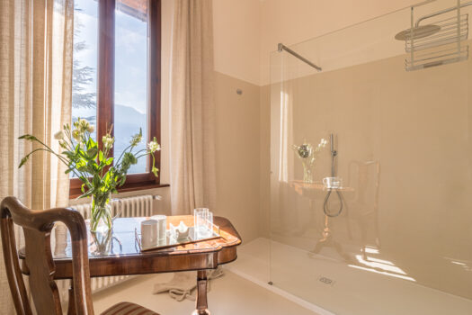 Villa directly on the lake in Tremezzina – stunning lake view