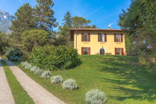 Villa directly on the lake in Tremezzina – stunning lake view