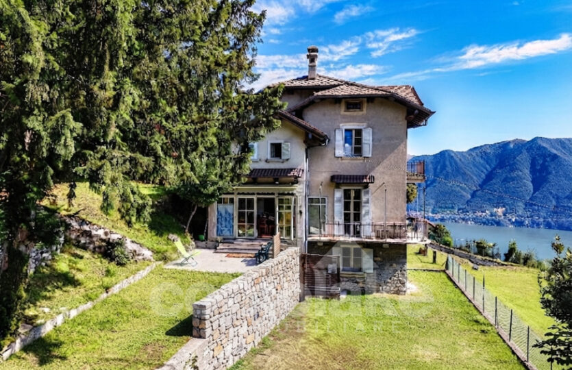 Ancient house with large garden in Cernobbio