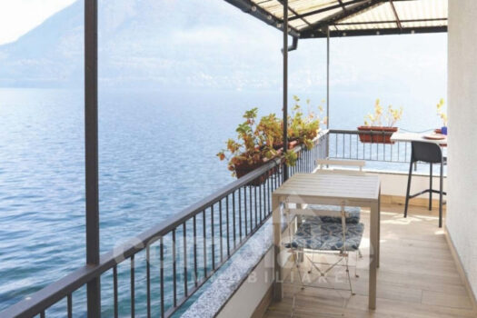 Historic house directly on the lake with terrace in Brienno