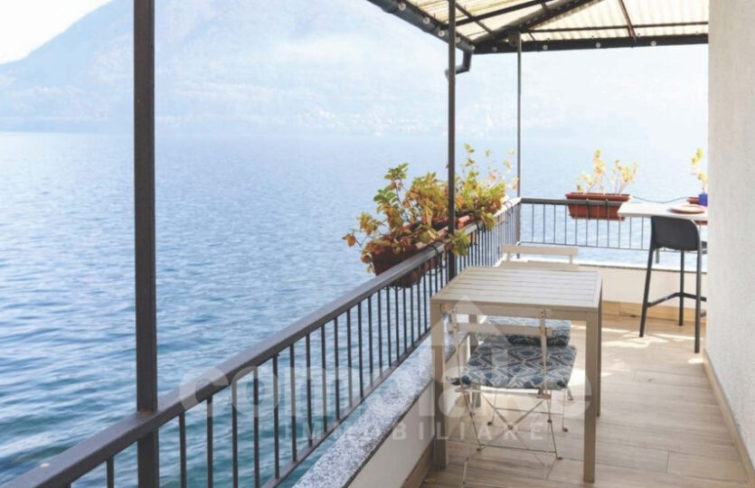 Historic house directly on the lake with terrace in Brienno