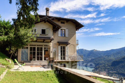 Old house with large garden in Cernobbio