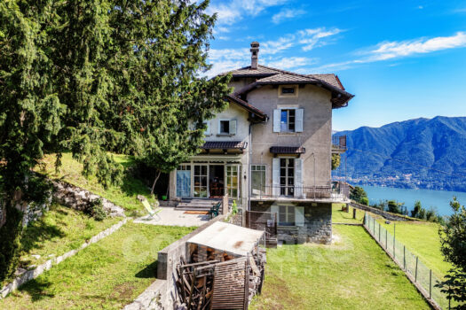Old house with large garden in Cernobbio