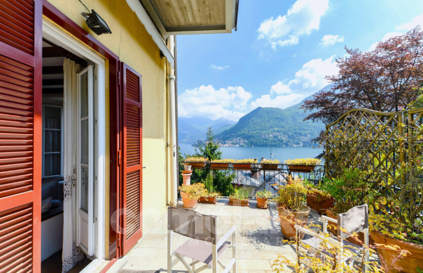 Apartment in historic house with terrace and garden in Moltrasio