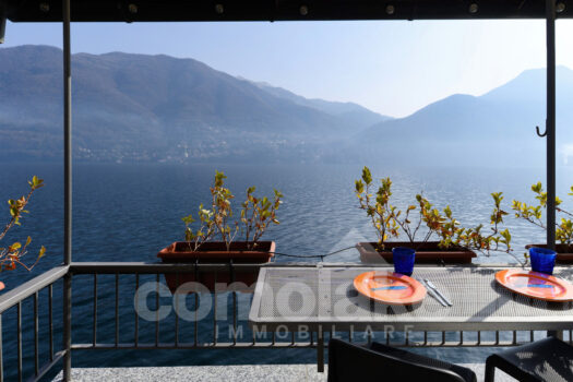 Historic house directly on the lake with terrace in Brienno