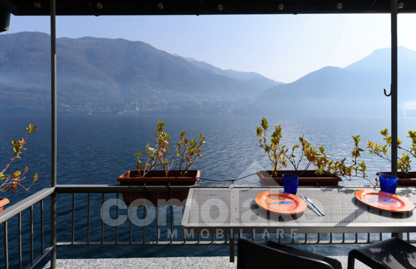 Historic house directly on the lake with terrace in Brienno