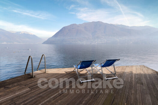 Historic house directly on the lake with terrace in Brienno