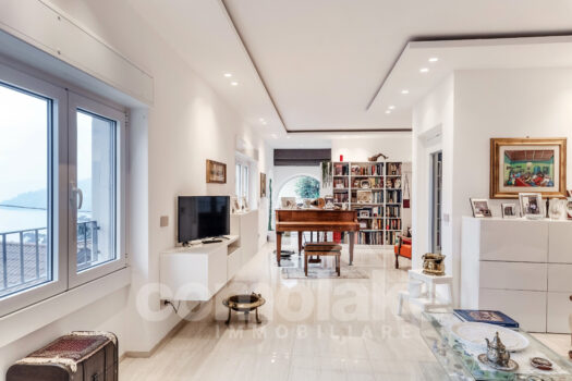 Modern villa with lake view in Moltrasio