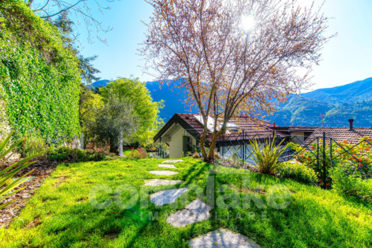 Detached house with a garden and lake view in Carate Urio