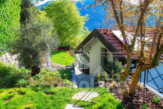 Detached house with a garden and lake view in Carate Urio