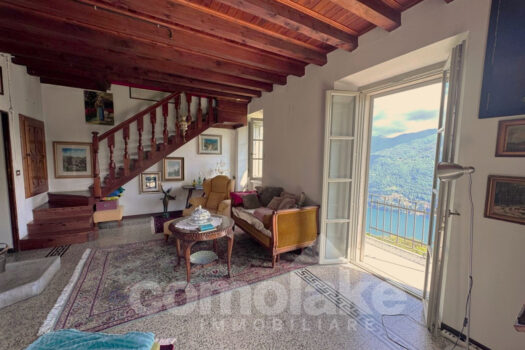 Old house with large garden in Cernobbio