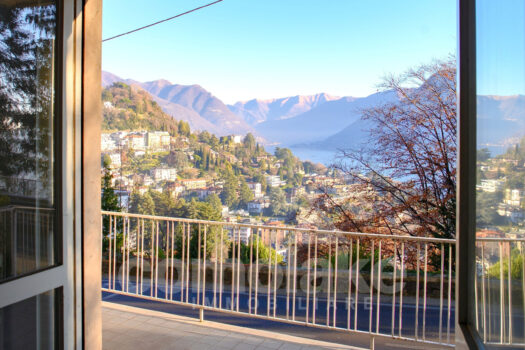 Apartment with terrace overlooking the lake in Como