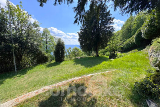 Old house with large garden in Cernobbio