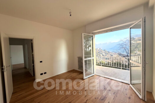 Apartment with terrace overlooking the lake in Como
