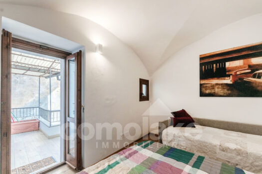 Historic house directly on the lake with terrace in Brienno