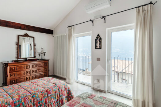 Modern villa with lake view in Moltrasio