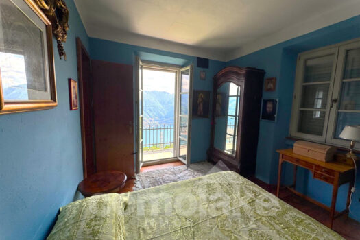 Old house with large garden in Cernobbio