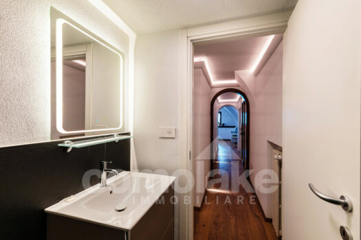 Historic house directly on the lake with terrace in Brienno