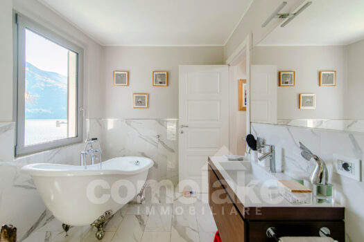 Detached house with a garden and lake view in Carate Urio