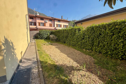 Small villa with a garden in Porlezza – near the town center