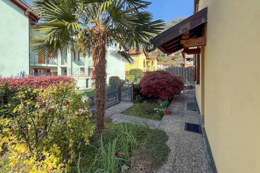 Small villa with a garden in Porlezza – near the town center