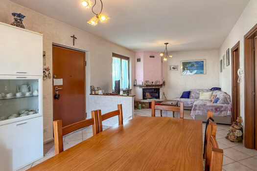 Small villa with a garden in Porlezza – near the town center