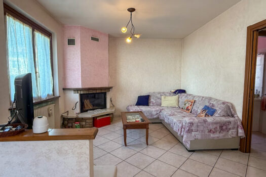 Small villa with a garden in Porlezza – near the town center
