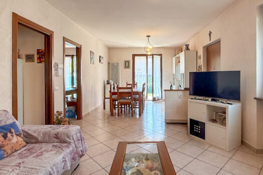 Small villa with a garden in Porlezza – near the town center