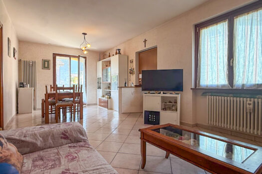 Small villa with a garden in Porlezza – near the town center