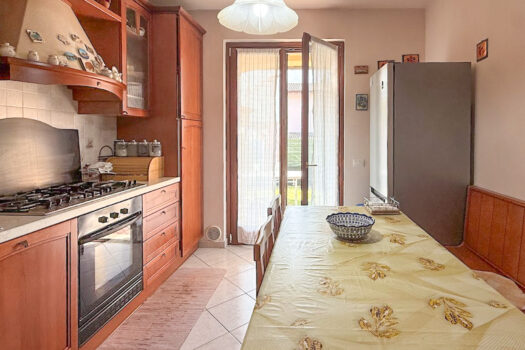 Small villa with a garden in Porlezza – near the town center